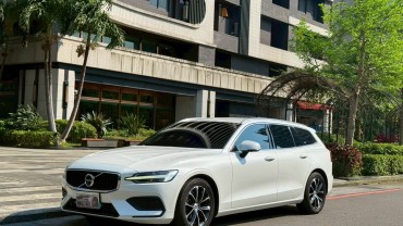 2021 Volvo V60 B4 Momentum