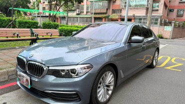 2018 BMW 520D G30 里程9萬 原板件 原廠保養 認證車 淺藍